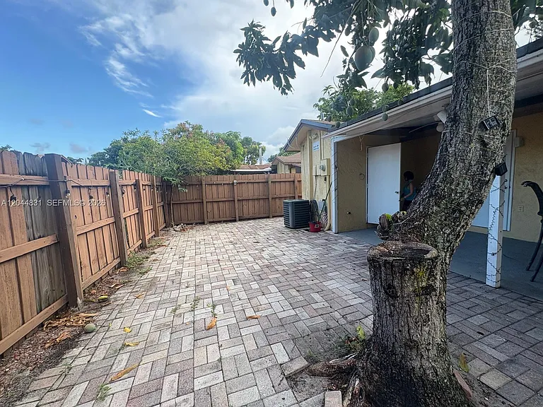 4402 NW 5th Ave — Photo 5