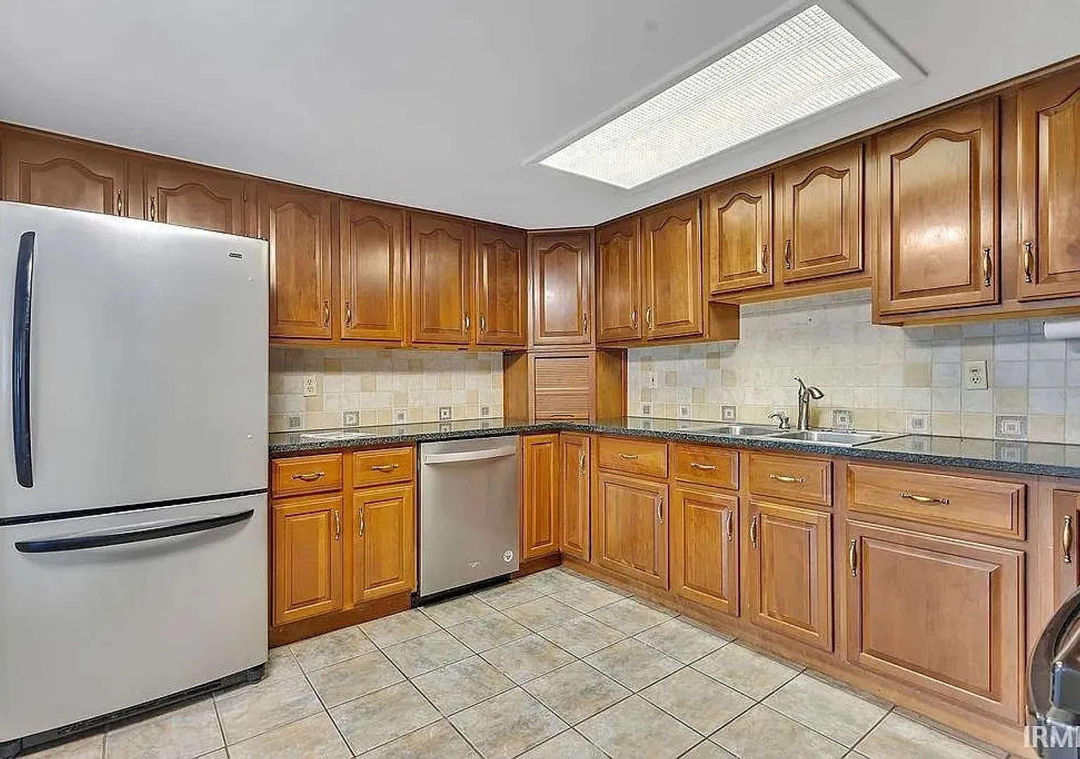 Available Now. Lovely tri-level home in Grandview Hills on Bloomington's east side! — Photo 3
