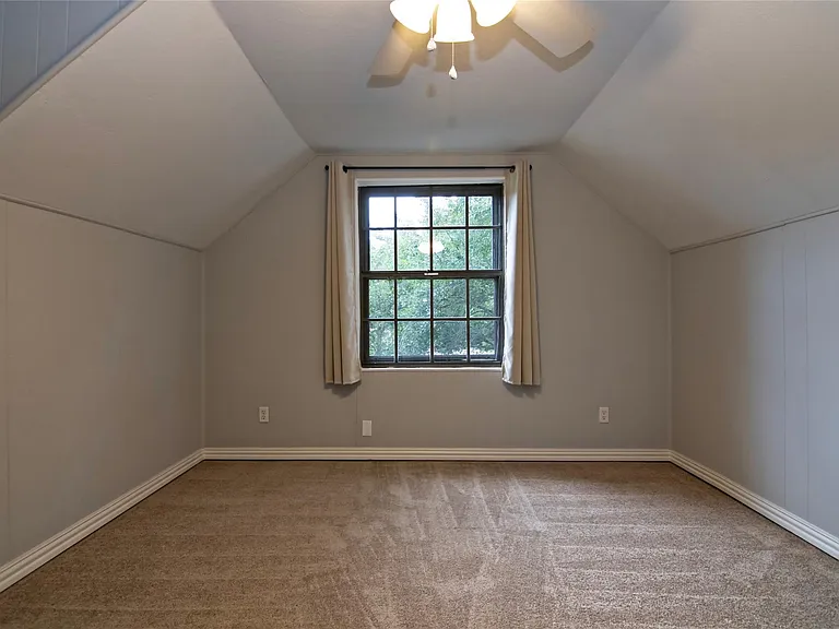 2410 Valley Dr — Photo 13