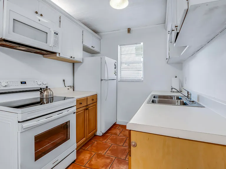 421 NE 1st St #204 — Photo 16