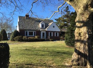 16 Lawrence Ln, Bay Shore, NY 11706