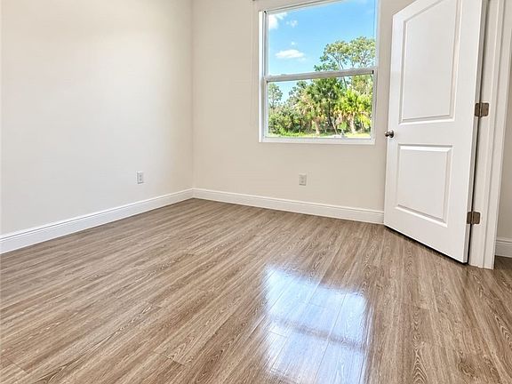 5th image of 5020 Myrtlewood Rd