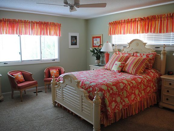 Master Bedroom Main Floor (Queen Bed)