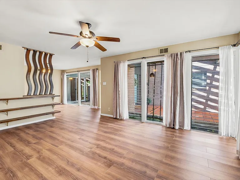 1127 Mount Rainier Dr — Photo 9