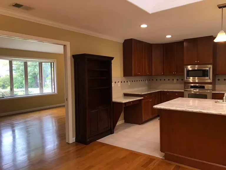 920 Rockdale Dr — Photo 5