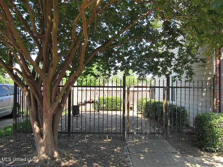931 E Fortification St — Photo 4