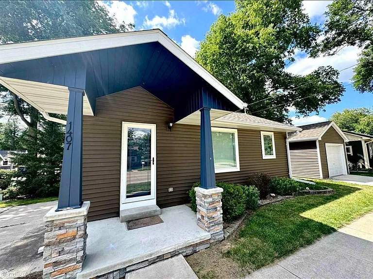 1407 S Shore Dr — Photo 1