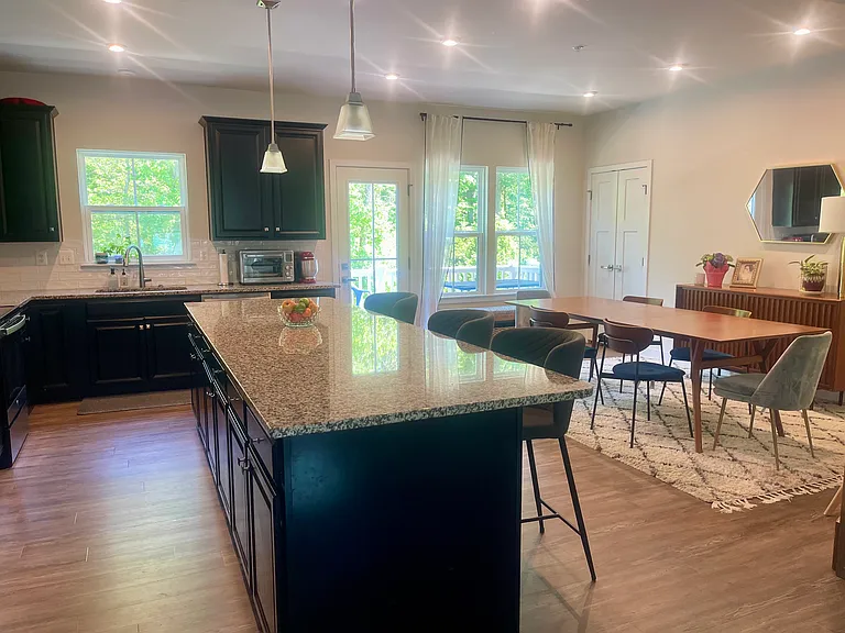 555 Katherine Ave — Photo 2