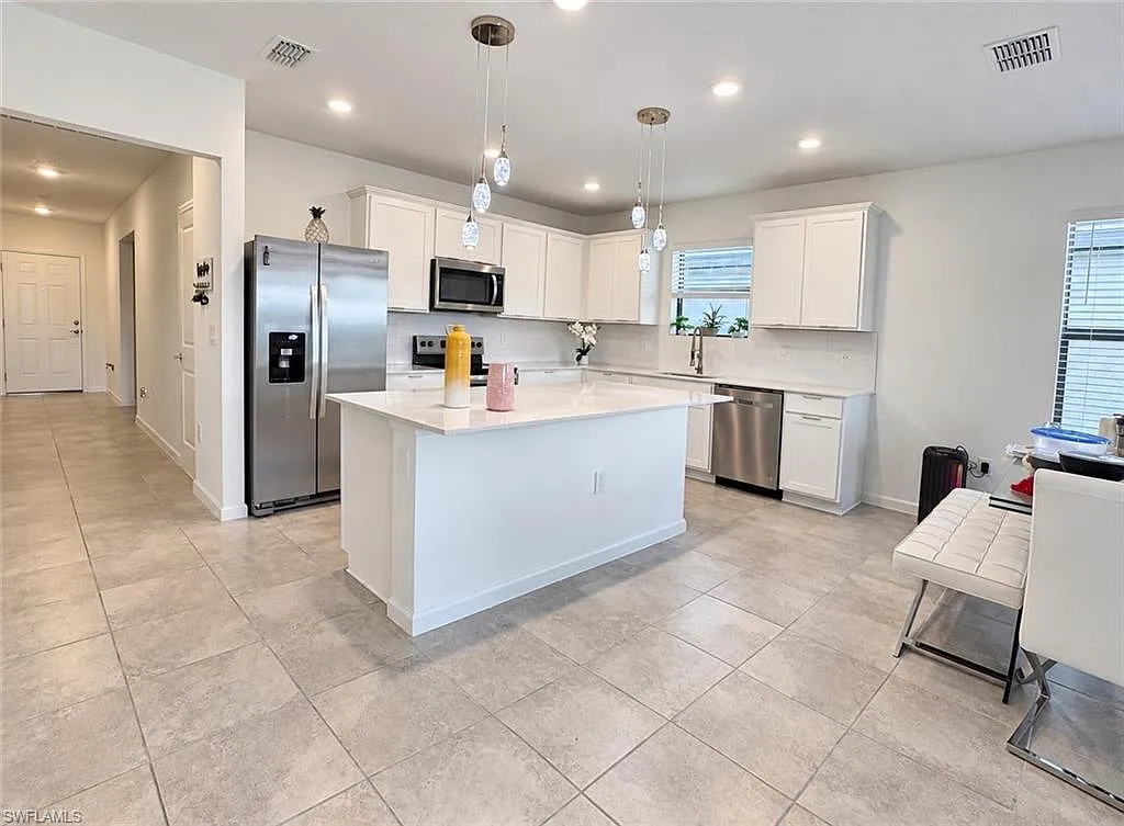 4 bed, 2.0 bath, 1850 sqft, $2,400 — Photo 4