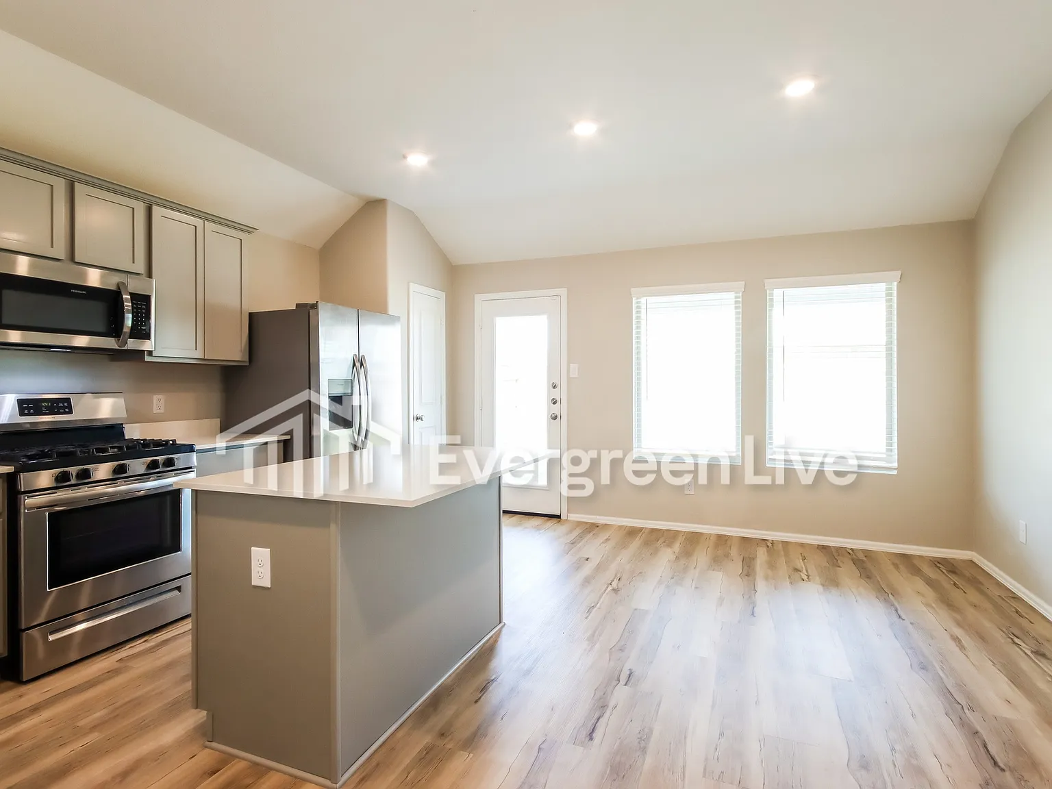 4 bed, 2.0 bath, 1922 sqft, $1,895 — Photo 2