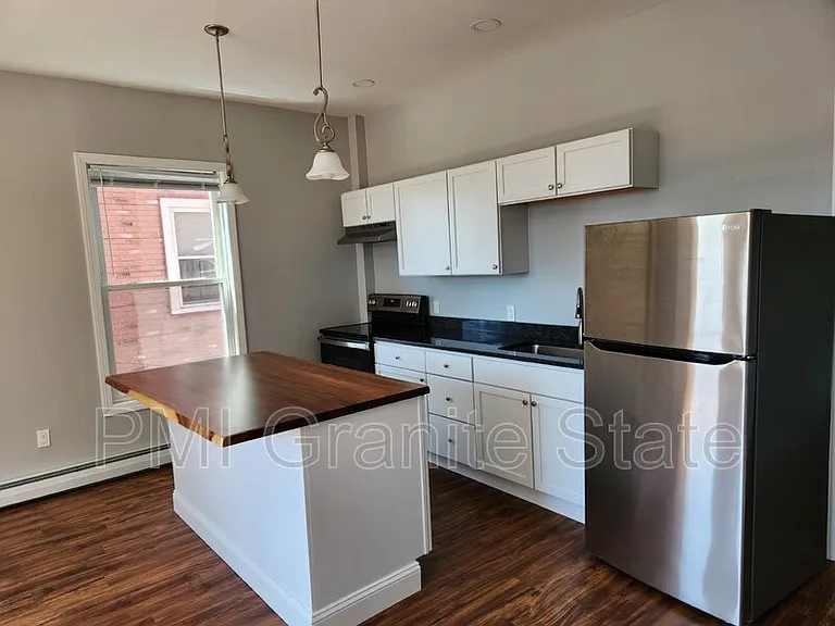 83 1/2 W Pearl St #2 — Photo 1