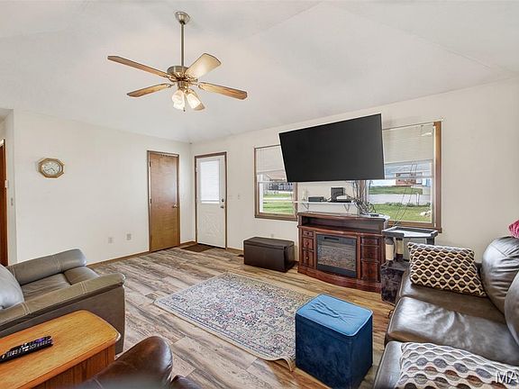 3rd image of 206 Meadowmere Ct