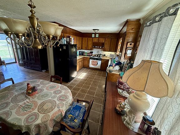 5th image of 555 Eastside Rd