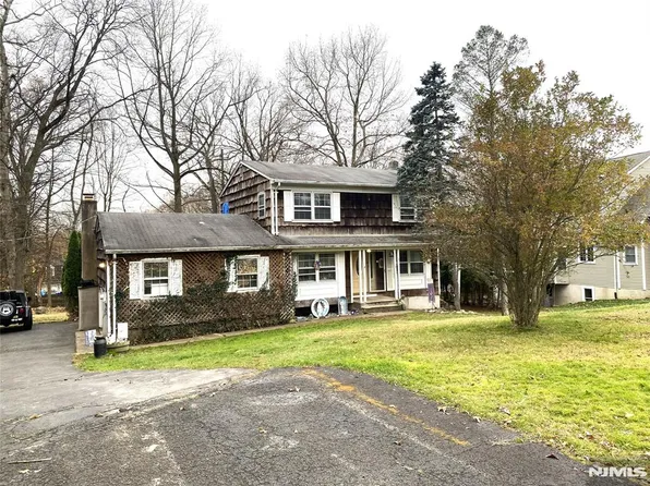 34 4th St, Midland Park, NJ 07432