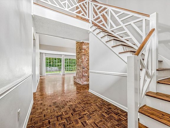 5th image of 3078 Circle Gate Dr