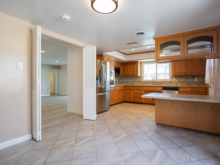 11801 Rexford Rd — Photo 9