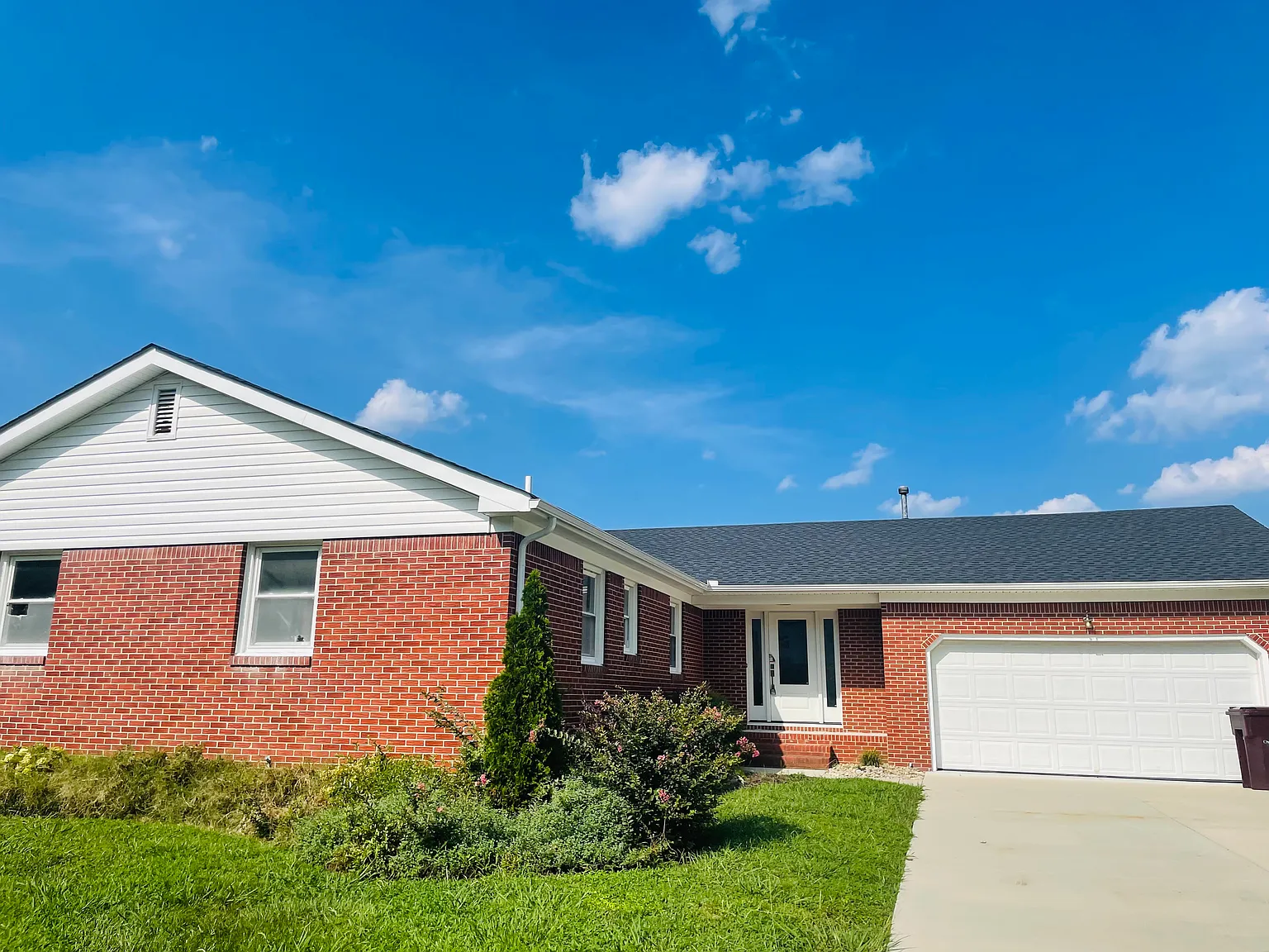 4 bed, 2.5 bath, 2123 sqft, $2,795 — Photo 2