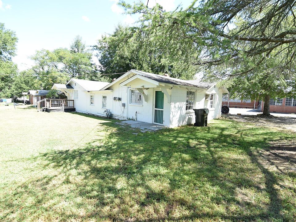 Back of home. The side for rent is the side with the back deck.