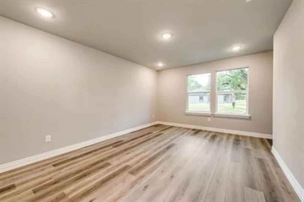 1118 Oak Drive - 1 — Photo 2