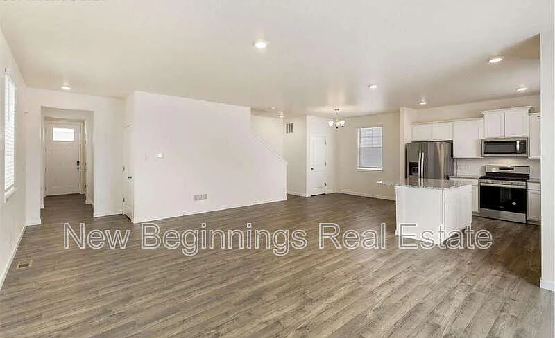 4 bed, 2.5 bath, 2156 sqft, $2,495 — Photo 4