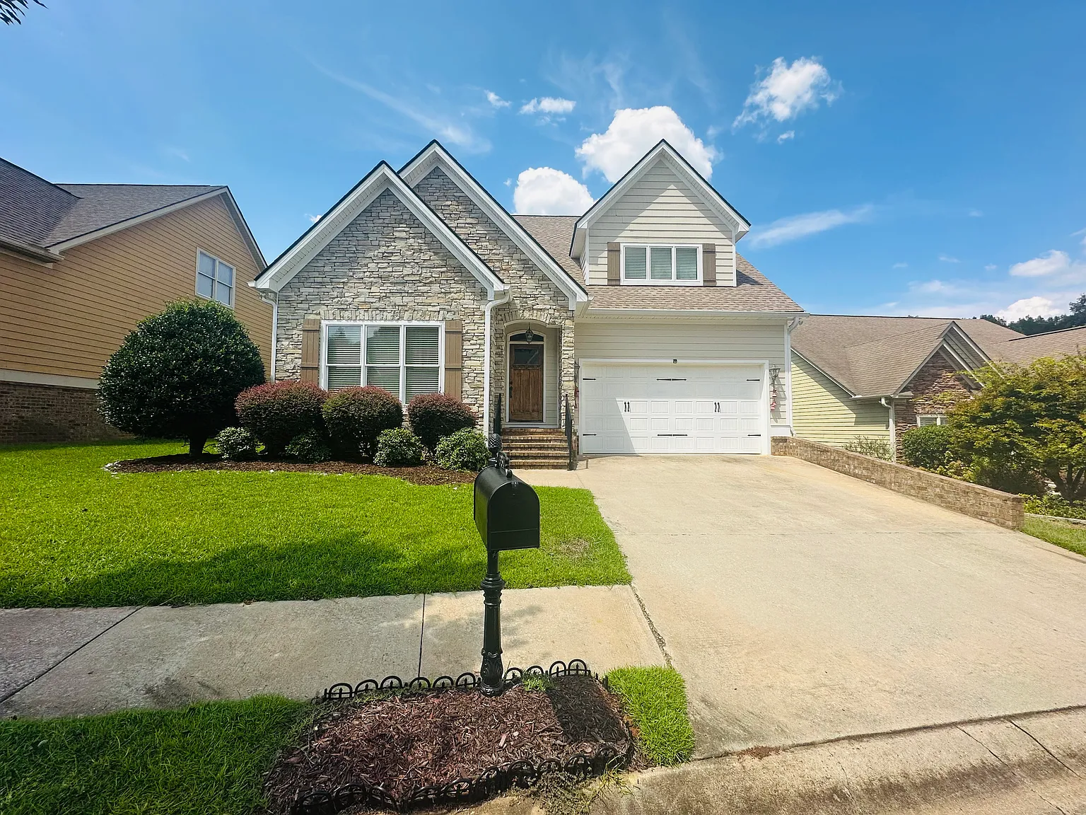 4 bed, 3.5 bath, 2455 sqft, $2,600 — Photo 1