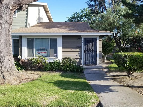 Private Townhome, End Unit - Feels like a SFR! Parking direc