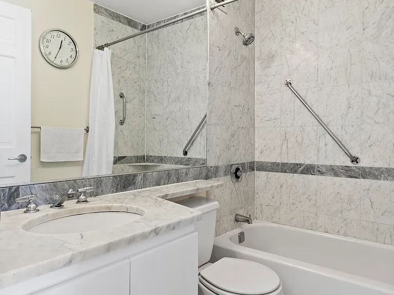 500 W 43rd St #14B — Photo 7