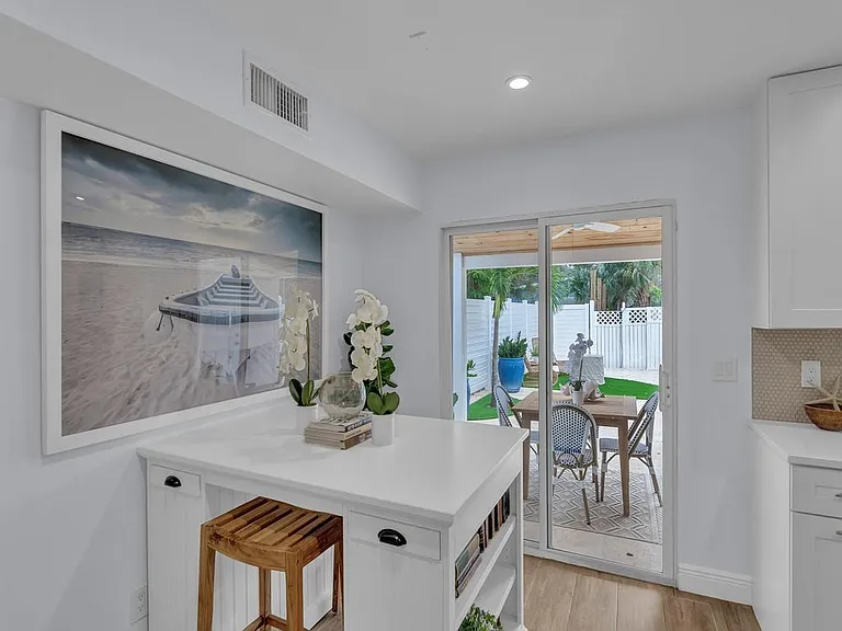 824 Dahlia Ln — Photo 7
