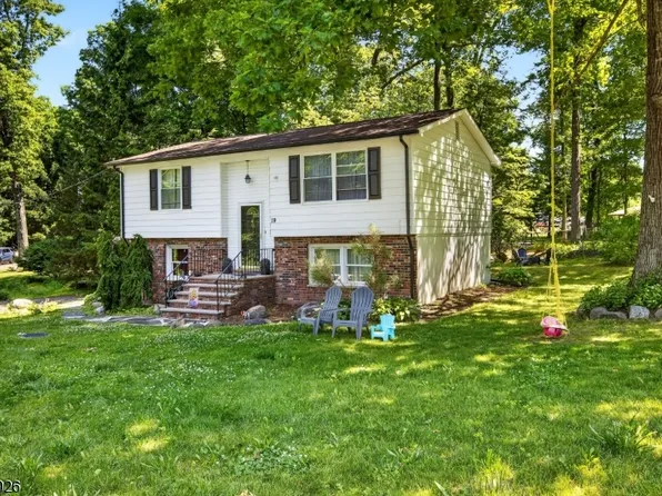 19 Circle Dr, West Milford Twp., NJ 07438