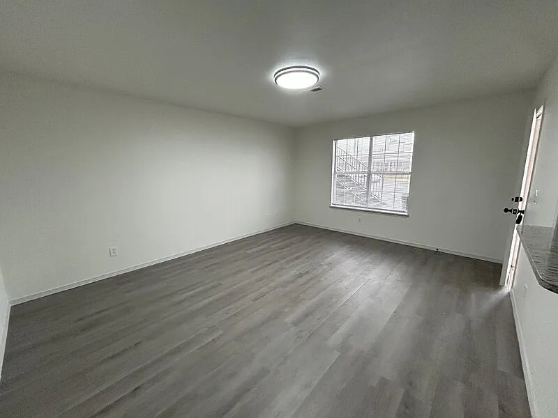 2 bed, 1.0 bath, 923 sqft, $950 — Photo 3