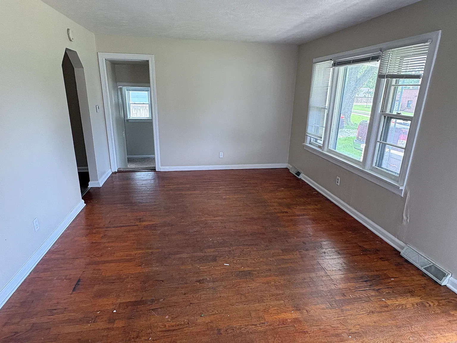 3 bed, 1100 sqft, $1,300 — Photo 3