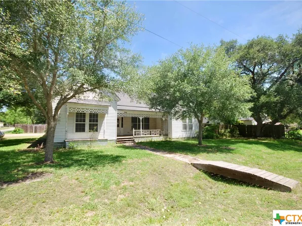 304 W McKinney St, Moulton, TX 77975