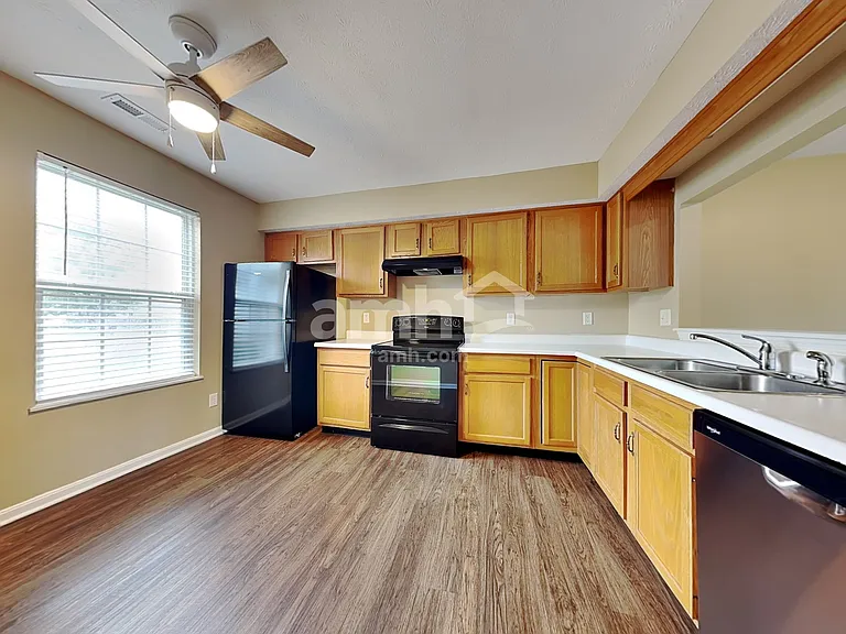 936 Hathaway Dr — Photo 3