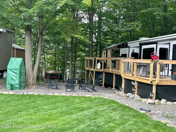 165 Adventure Ave, Gouldsboro, PA 18424