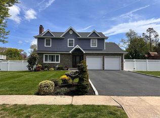 3 Shaker Ridge Ln, Commack, NY 11725