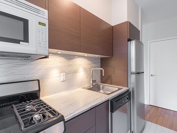 4th image of 252 E 61st St #S4d