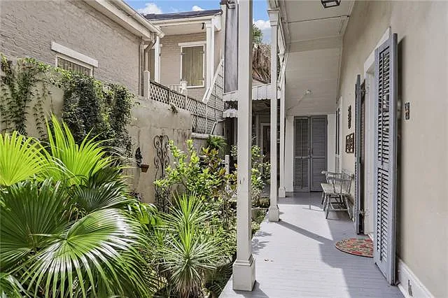 1122 Dauphine St — Photo 2