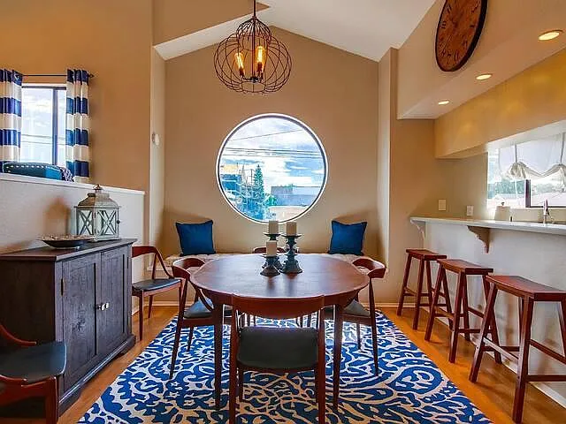 2 bed, 2.5 bath, 1272 sqft, $6,200 — Photo 3