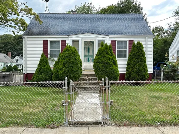 95 Lewiston St, Hyde Park, MA 02136