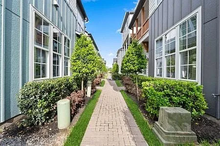 3 bed, 3.5 bath, 2160 sqft, $3,200 — Photo 2