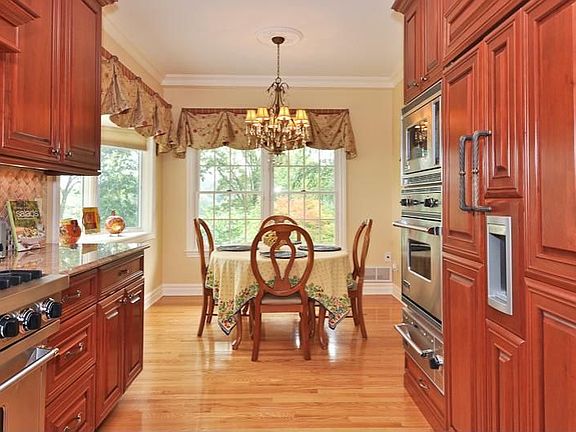 CHARMING BREAKFAST AREA