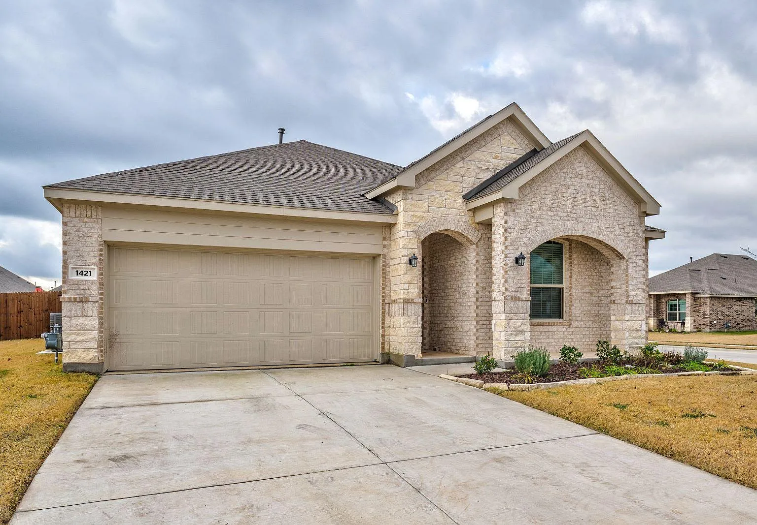 4 bed, 2011 sqft, $2,195 — Photo 4