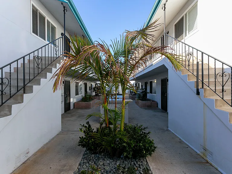 Ocean Palms Apartments — Photo 10