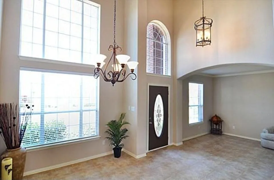 5 bed, 2.5 bath, 2691 sqft, $2,600 — Photo 2