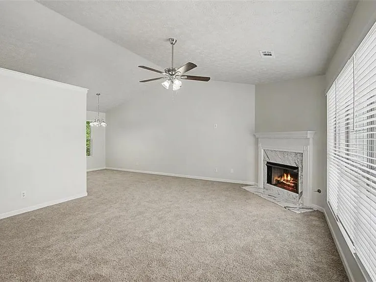 488 Barclay Ct — Photo 4
