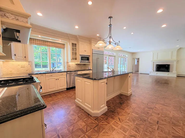 345 Selby Ln — Photo 7