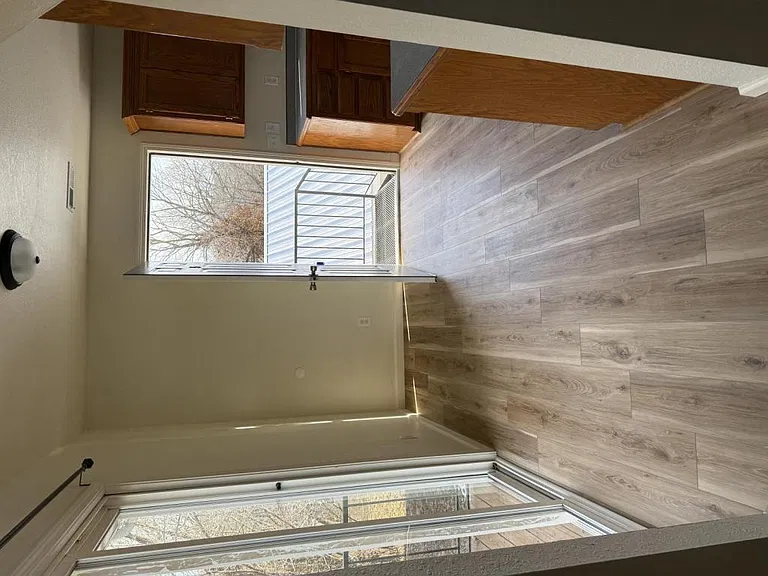 604 W Jackson St — Photo 17