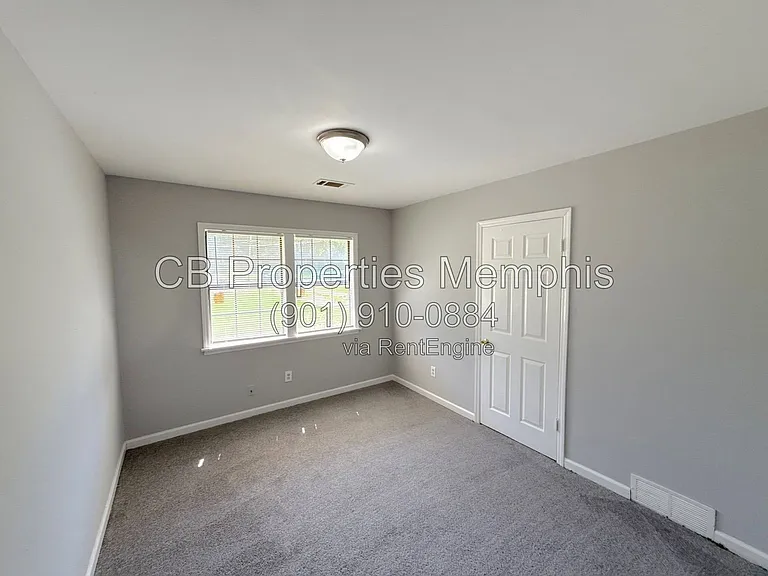 1445 Robin Hood Ln — Photo 4