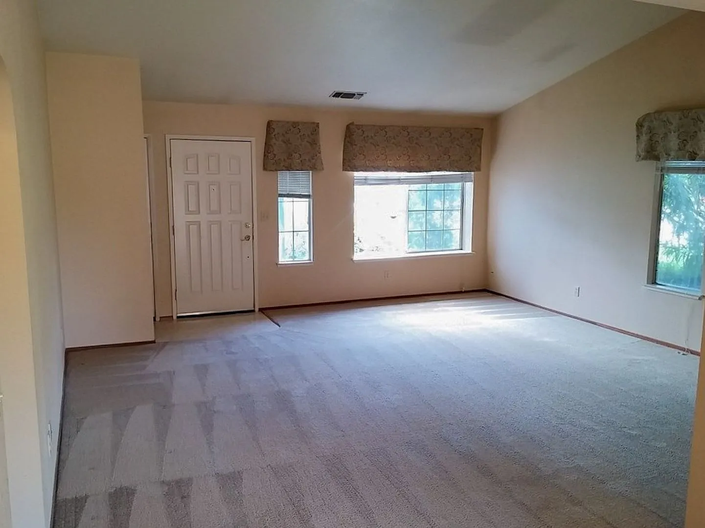 3 Bedroom Home in Hilltop Area — Photo 3