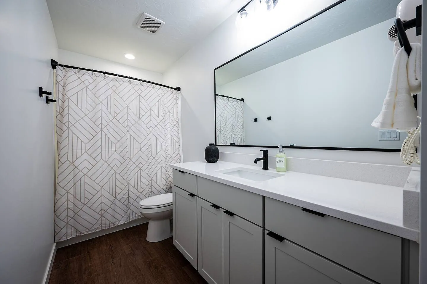 3 bed, 2.5 bath, $4,850 — Photo 3